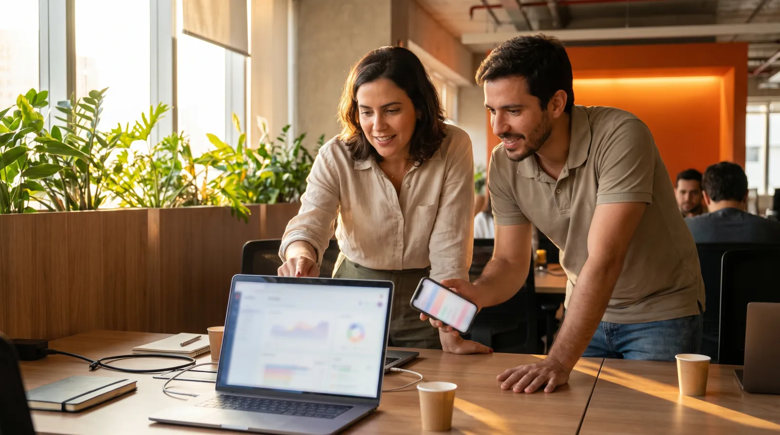 Equipe disparando campanha e respondendo conversas de WhatsApp e SMS