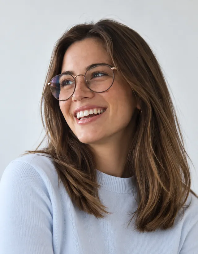 Mulher de óculos sorrindo