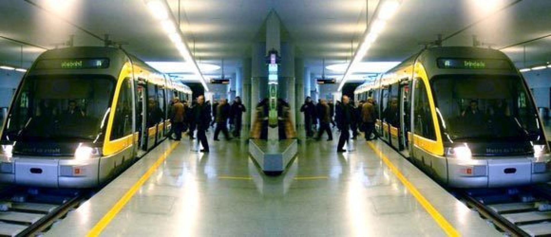 foto espelhada de uma estação de trem, com pessoas embarcando