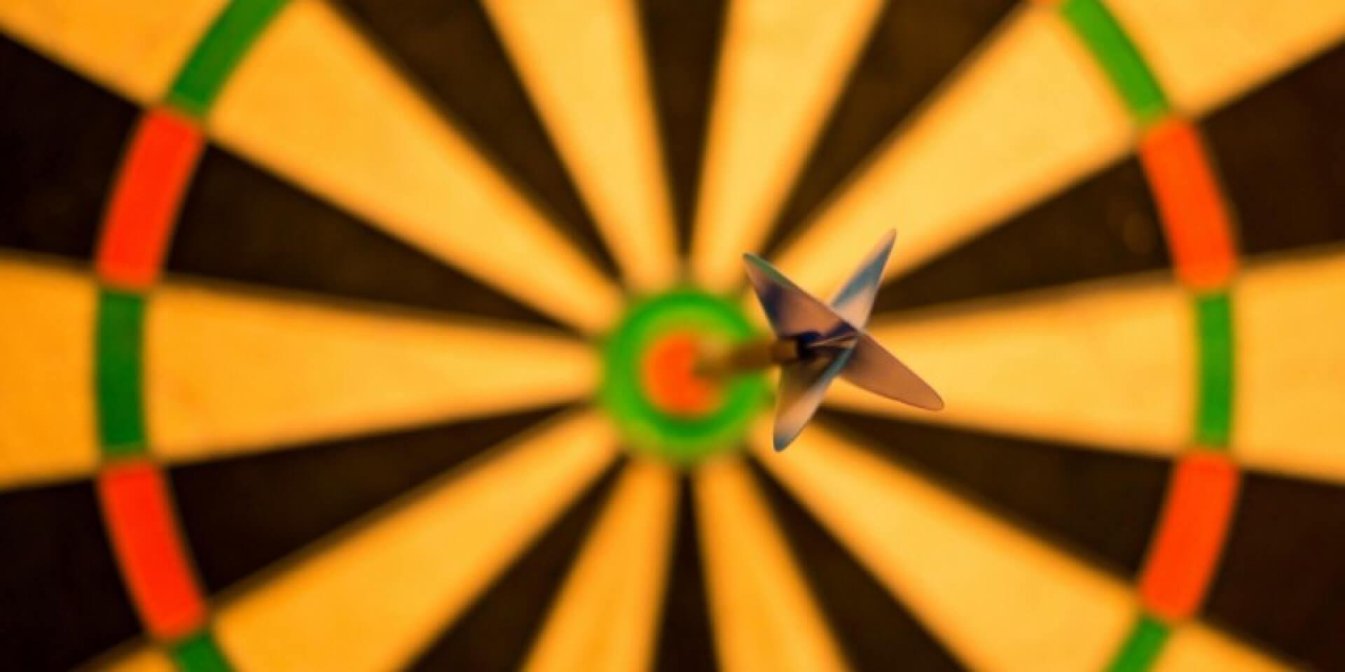 imagem de um alvo com uma flecha no centro